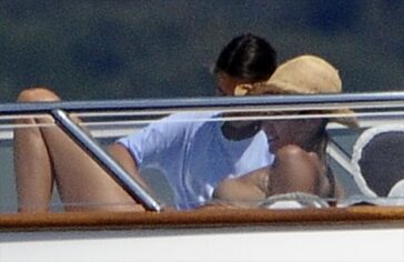 Elle MacPherson Topless (3 Photos) 31 Elle MacPherson Topless 1
