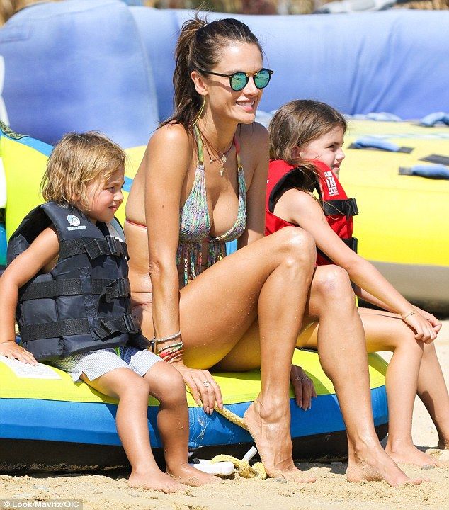 alessandra-ambrosio-bikini-31 Alessandra-Ambrosio-Bikini-31