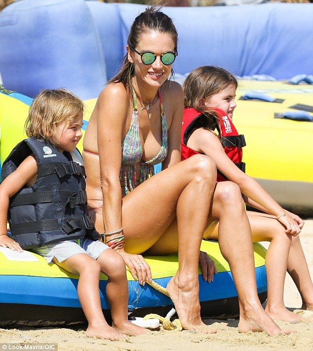 alessandra-ambrosio-bikini-41 Alessandra-Ambrosio-Bikini-41