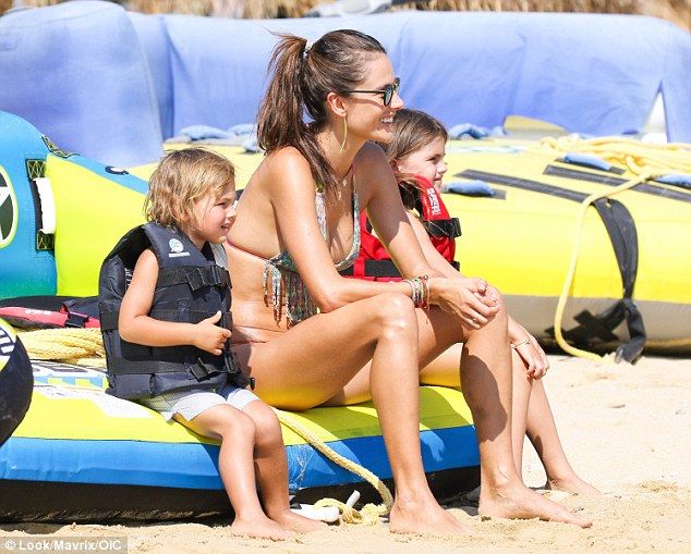 alessandra-ambrosio-bikini-51 Alessandra-Ambrosio-Bikini-51