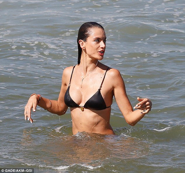 alessandra-ambrosio-bikini-6 Alessandra-Ambrosio-Bikini-6