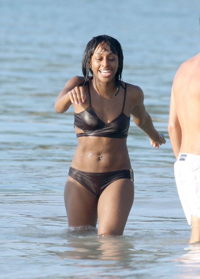 alexandra-burke-in-black-bikini-01 Alexandra-Burke-in-Black-Bikini-01