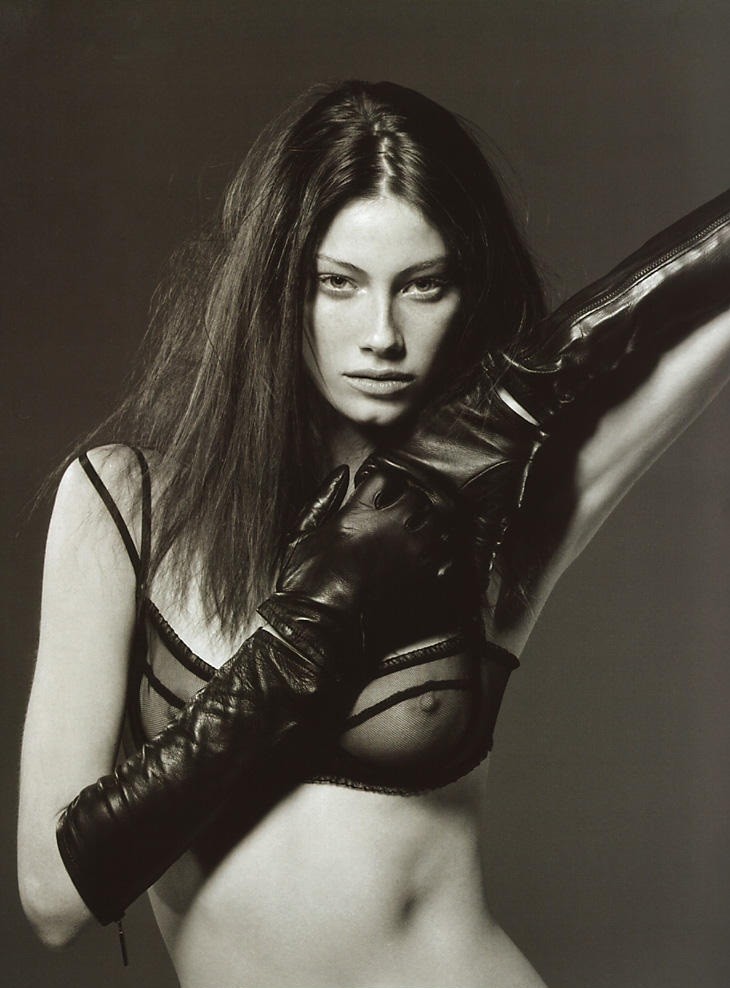 alyssa-sutherland-vikings-sexy15 Alyssa-Sutherland-Vikings-Sexy15