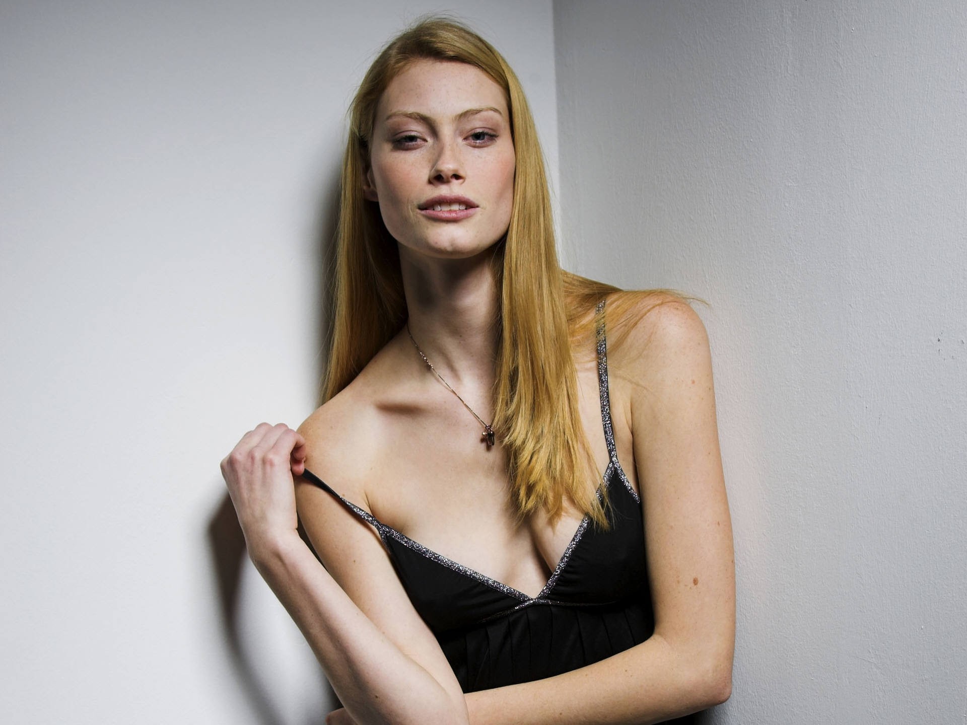 alyssa-sutherland-vikings-sexy19 Alyssa-Sutherland-Vikings-Sexy19
