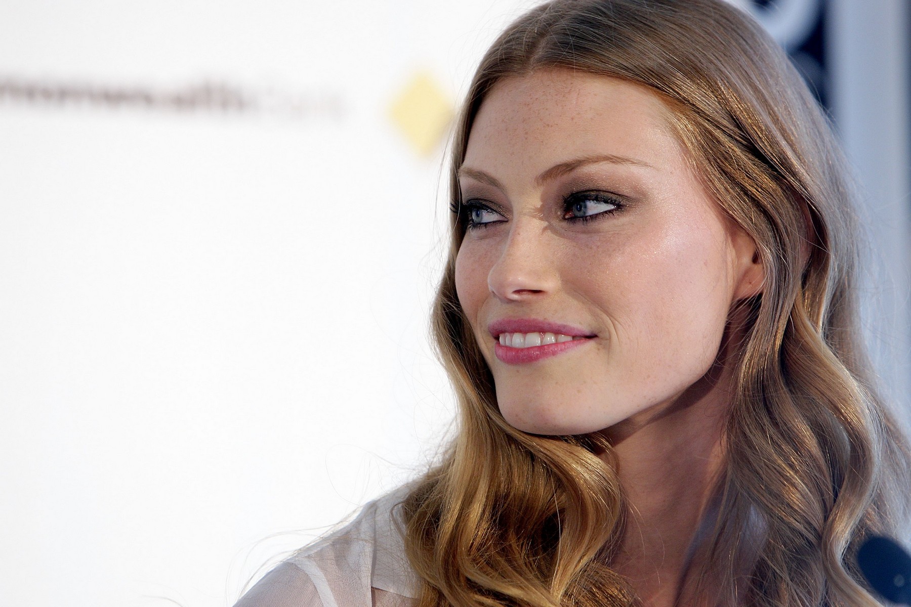 alyssa-sutherland-vikings-sexy35 Alyssa-Sutherland-Vikings-Sexy35