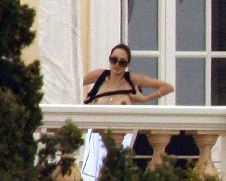 angelina-jolie-naked-20 Angelina-Jolie-Naked-20