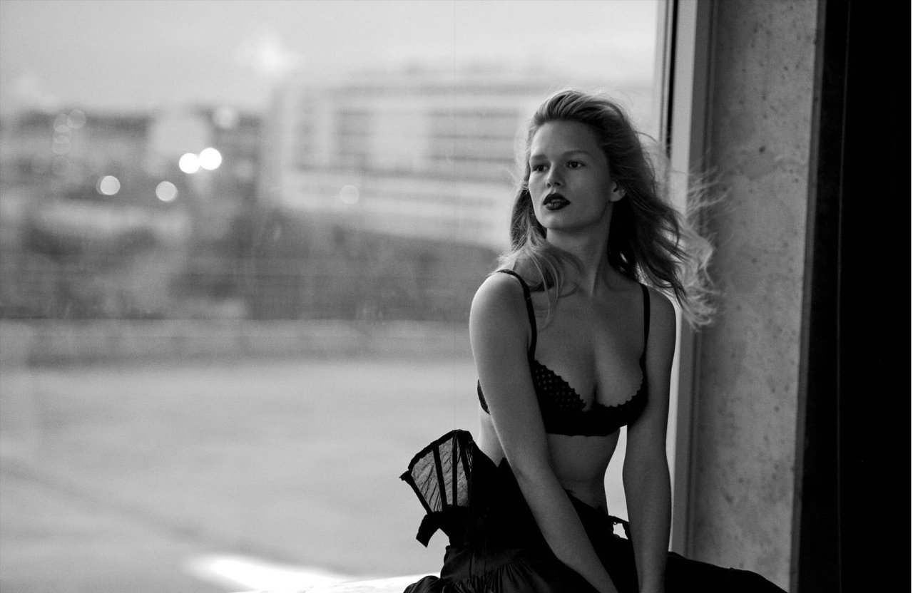 anna-ewers-naked-02 Anna-Ewers-Naked-02