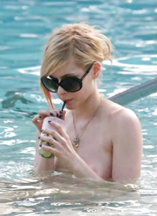 avril-lavigne-naked-4 Avril-Lavigne-Naked-4