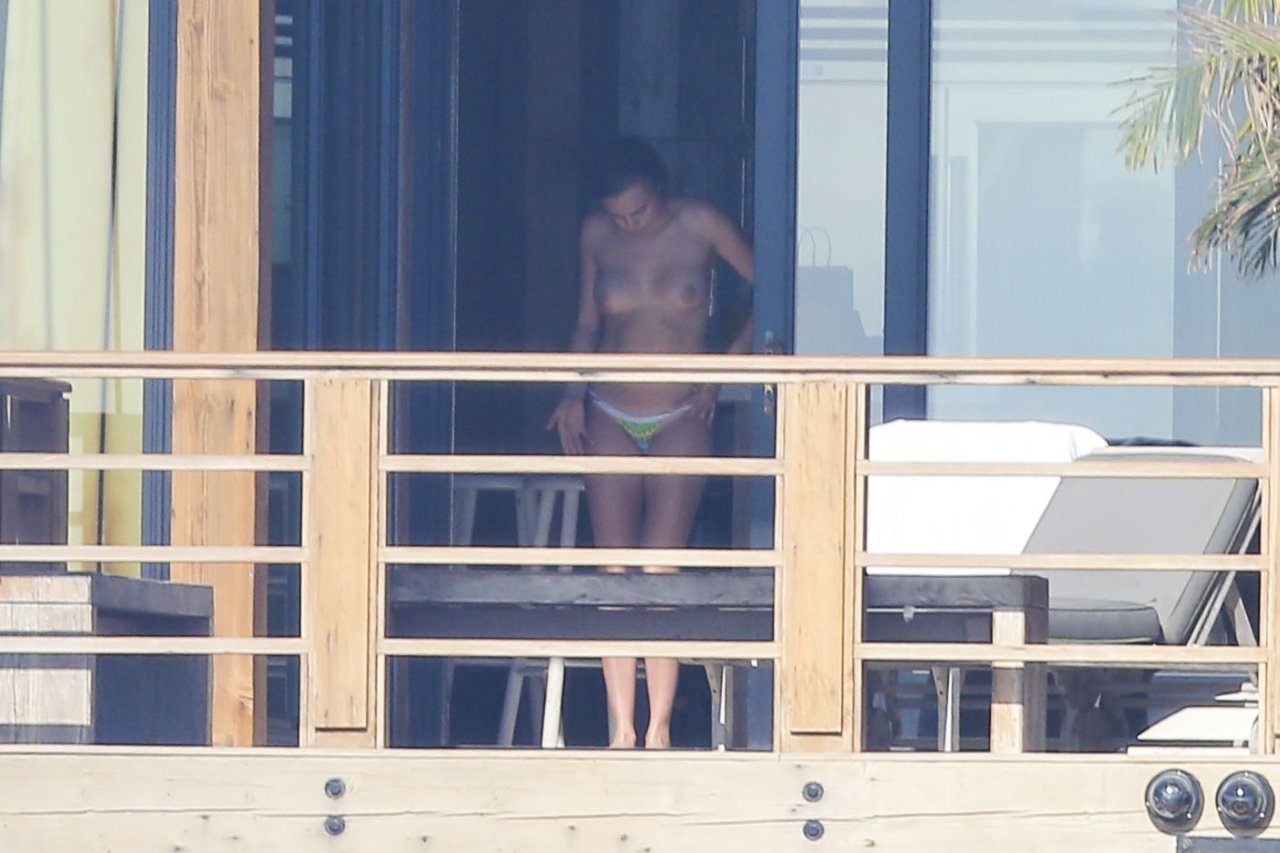 cara-delevingne-topless-paparazzi-001 Cara-Delevingne-Topless-Paparazzi-001