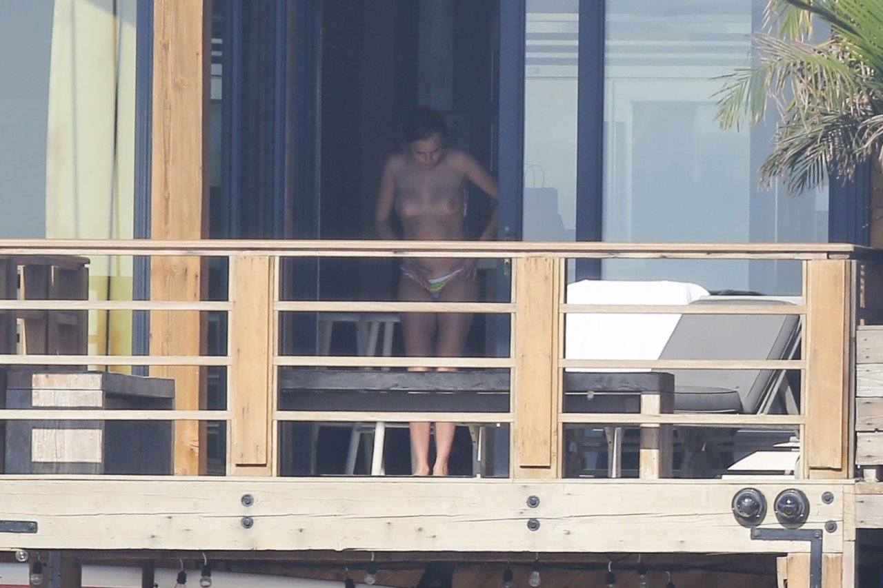 cara-delevingne-topless-paparazzi-006 Cara-Delevingne-Topless-Paparazzi-006