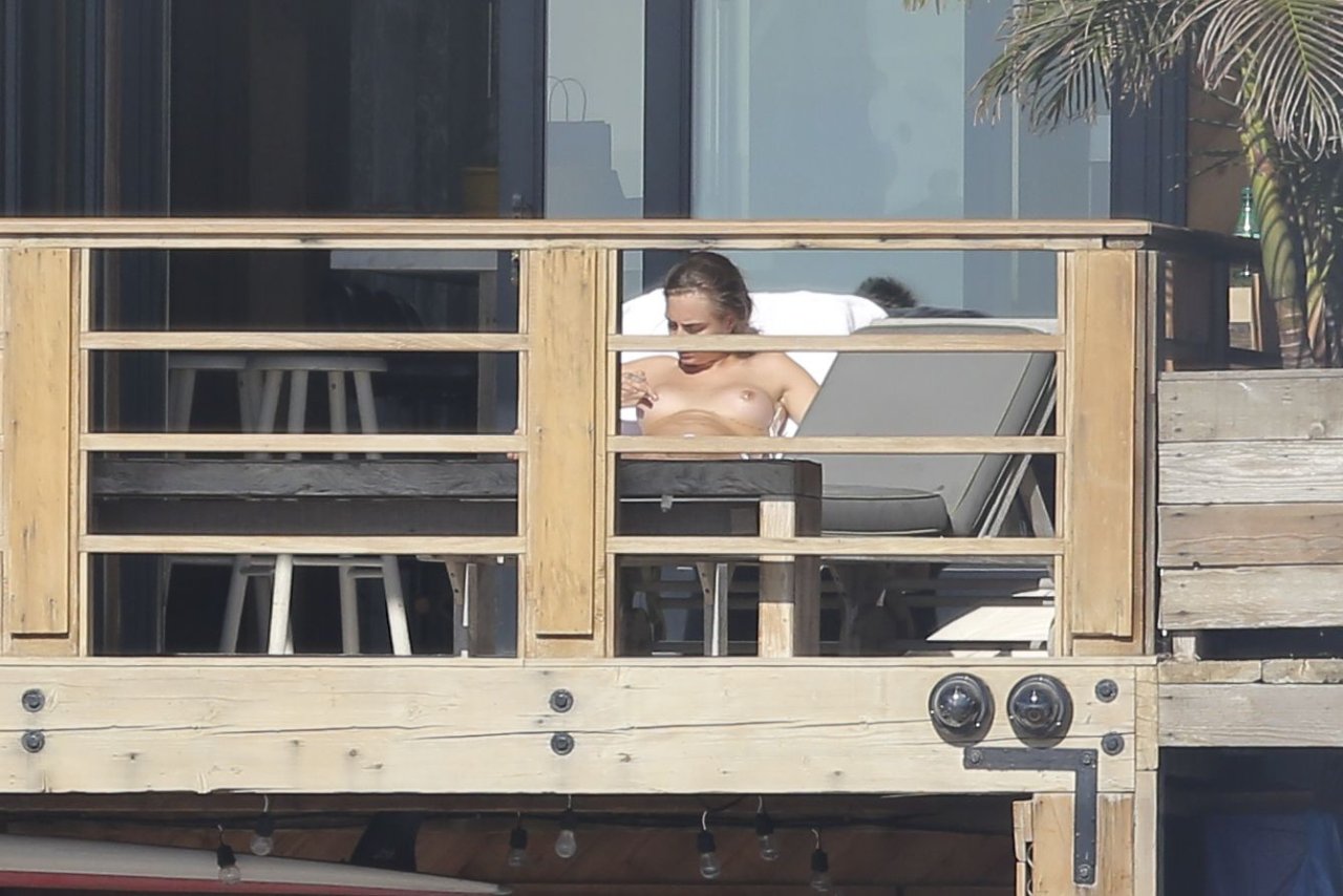 cara-delevingne-topless-paparazzi-008 Cara-Delevingne-Topless-Paparazzi-008
