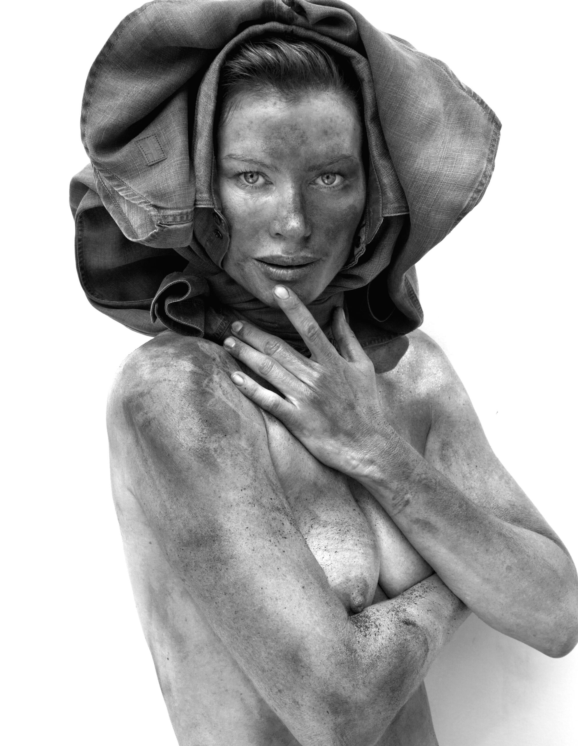 carre-otis-topless-1 Carre-Otis-Topless-1