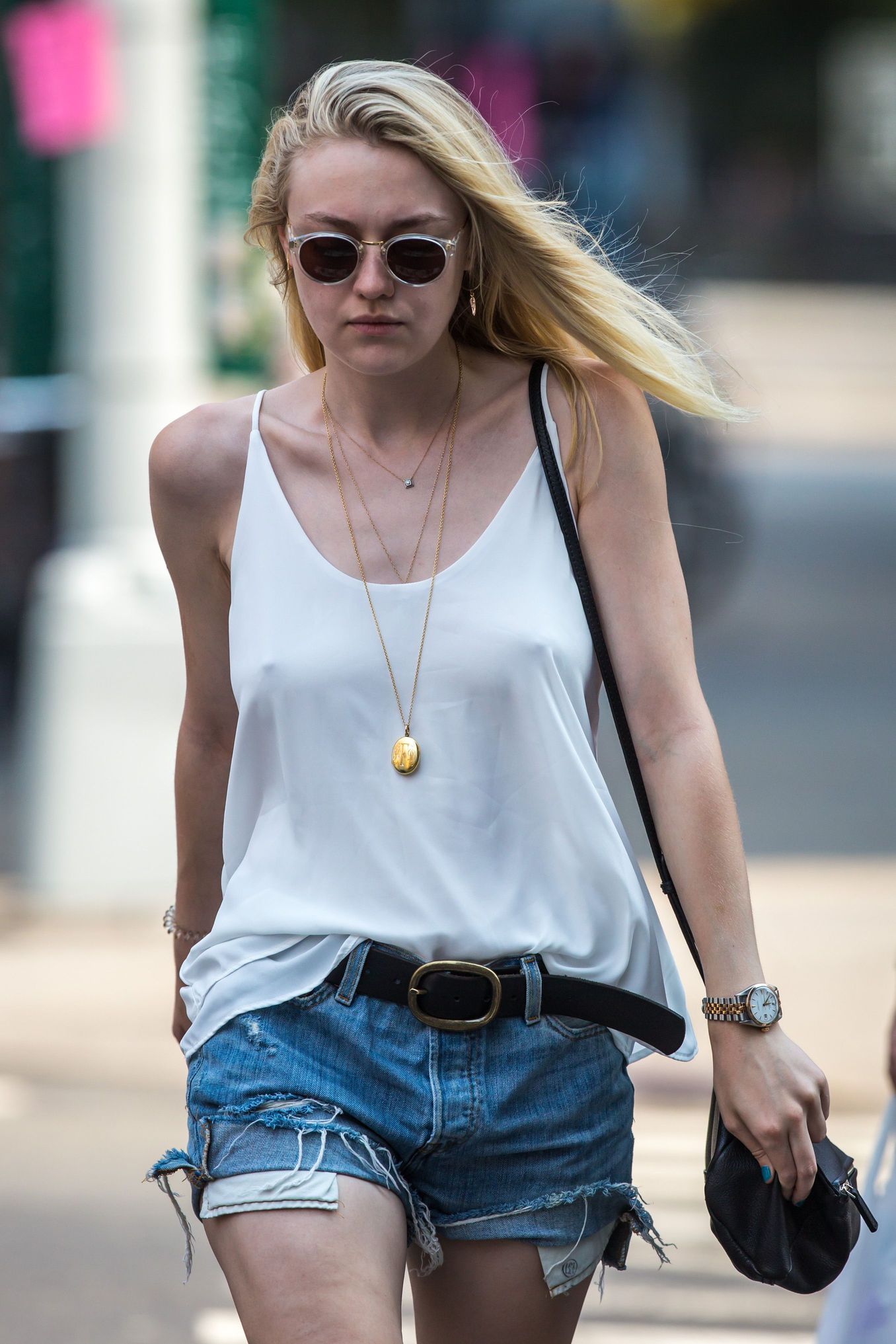 Dakota-Fanning-Braless-1