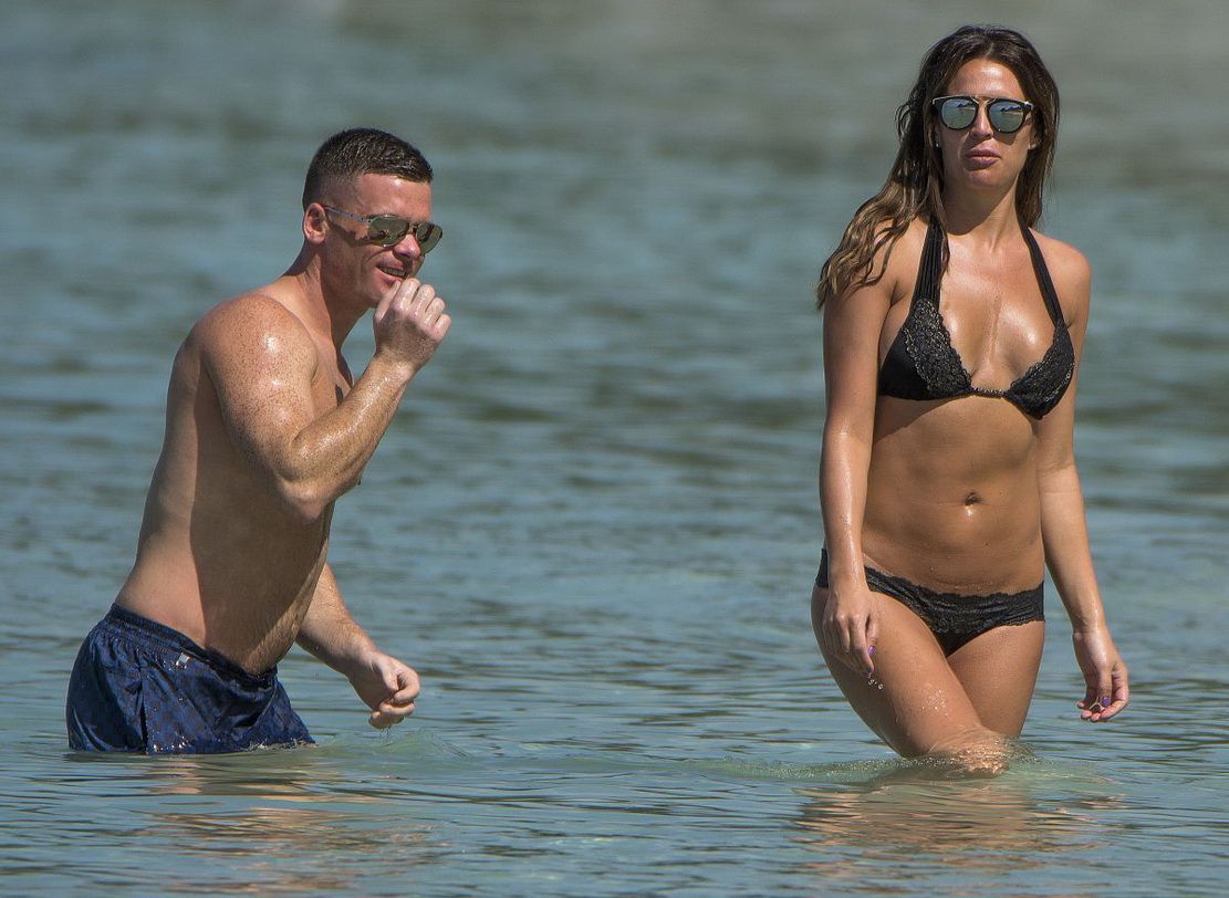 danielle-lloyd-in-a-bikini-48 Danielle-Lloyd-in-a-Bikini-48