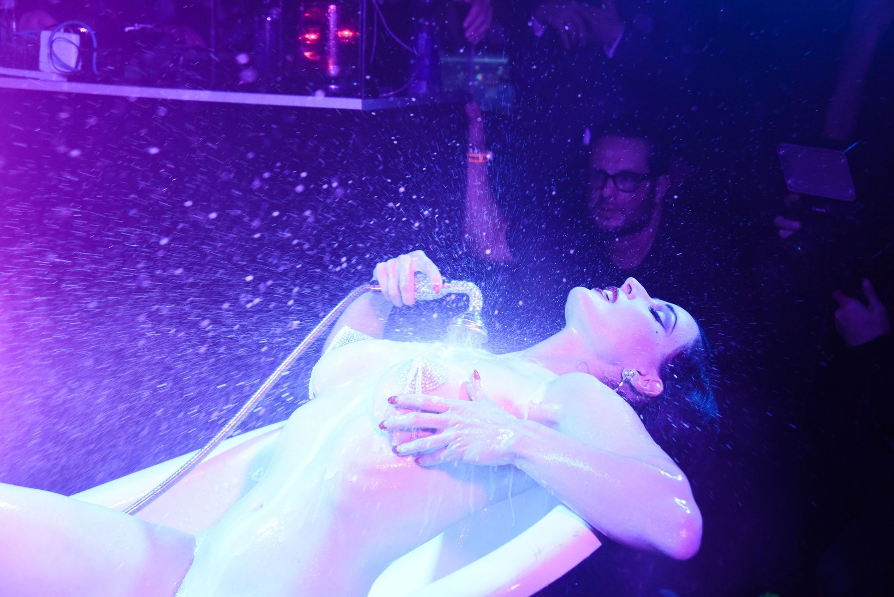 dita-von-teese-topless-4 Dita-Von-Teese-Topless-4