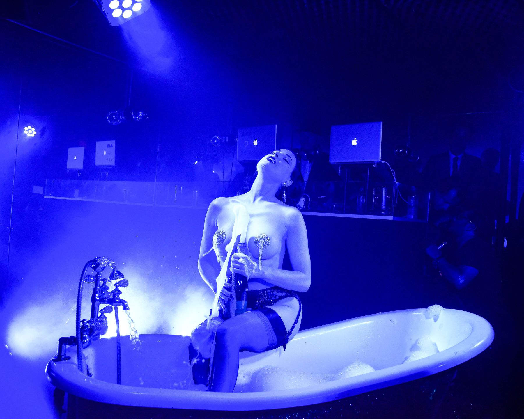 dita-von-teese-topless-6 Dita-Von-Teese-Topless-6