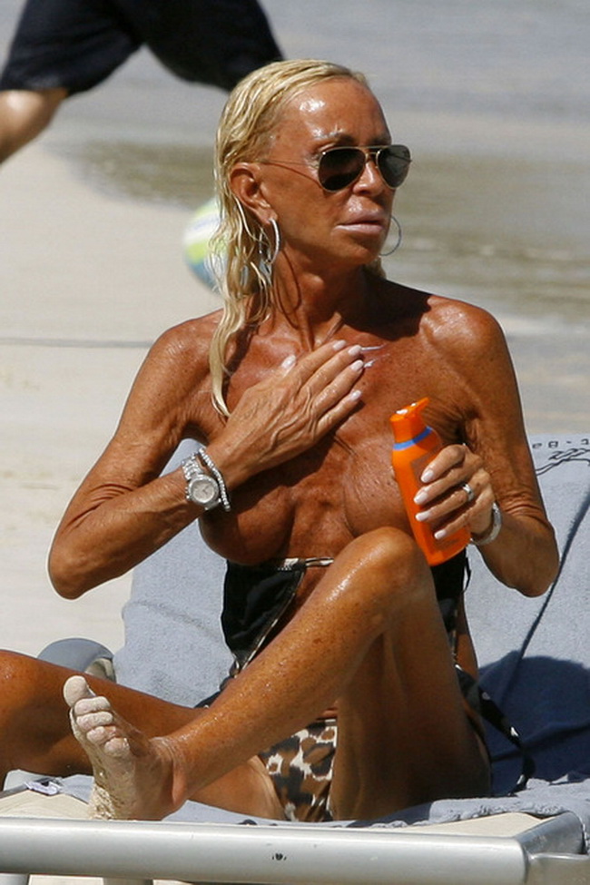 donatella-versace-nude-3 01-23-10 St Barts, France Donatella Versace applies tanning oil to her already very tanned chest while relaxing on the beach in St Barts. NON-EXCLUSIVE PIX by Flynet ©2010 818-307-4813 Nicolas