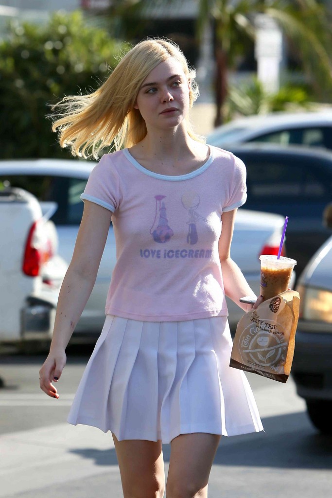 elle-fanning-braless-1 Elle-Fanning-Braless-1
