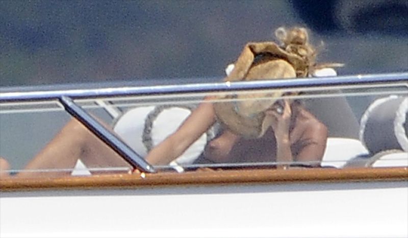 elle-macpherson-topless-2 Elle-MacPherson-Topless-2