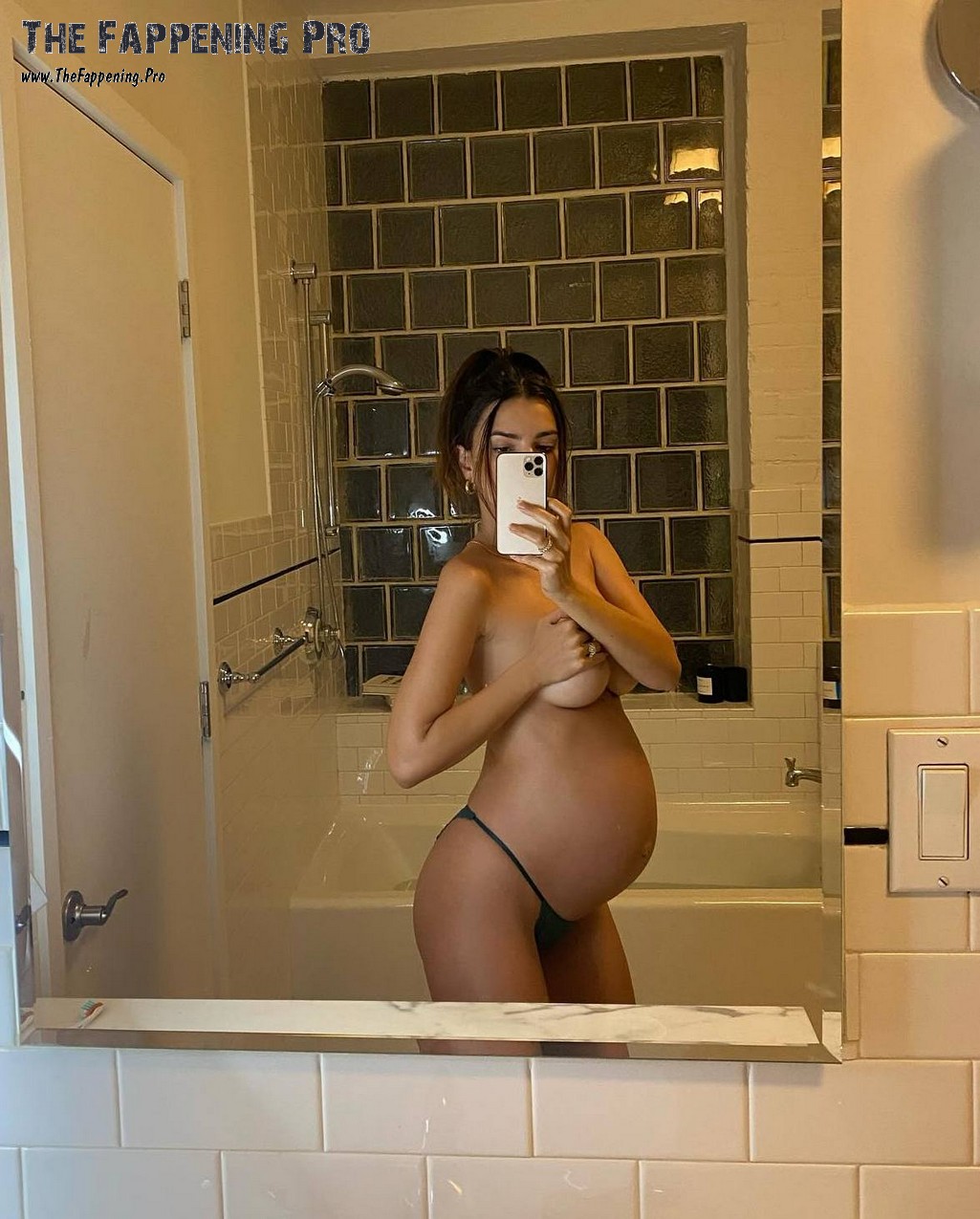 emily-ratajkowski-nude-thefappening-cfd-1-1 Emily Ratajkowski Nude On Mother's Day 2025