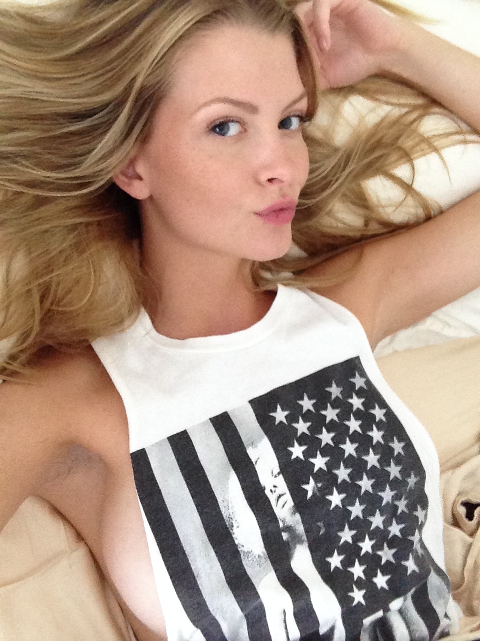 Erin-Cummins-Naked-057