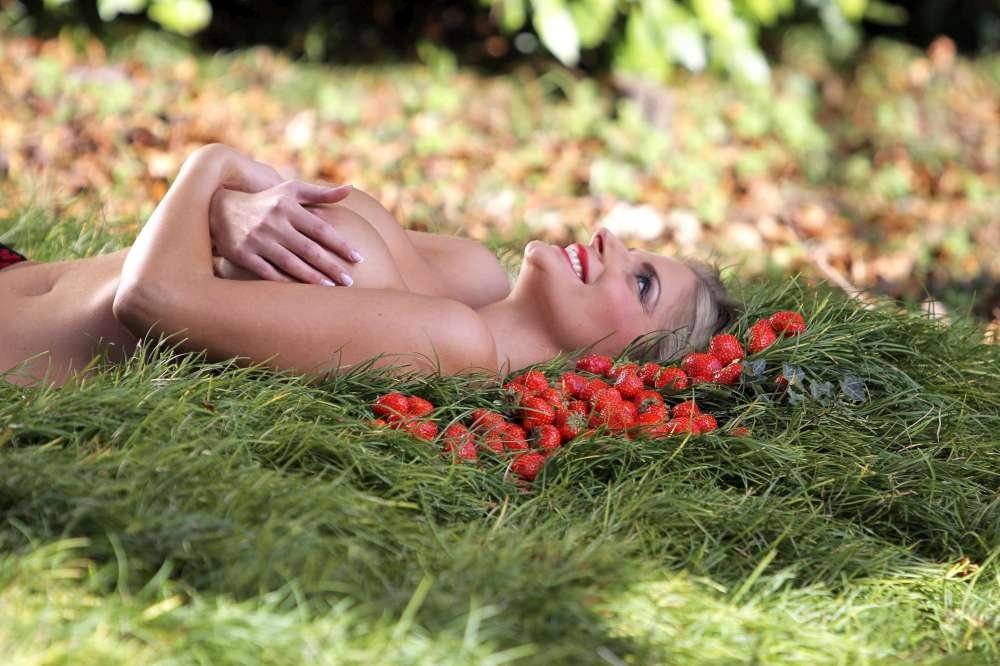 francesca-cipriani-naked-20 Francesca-Cipriani-Naked-20