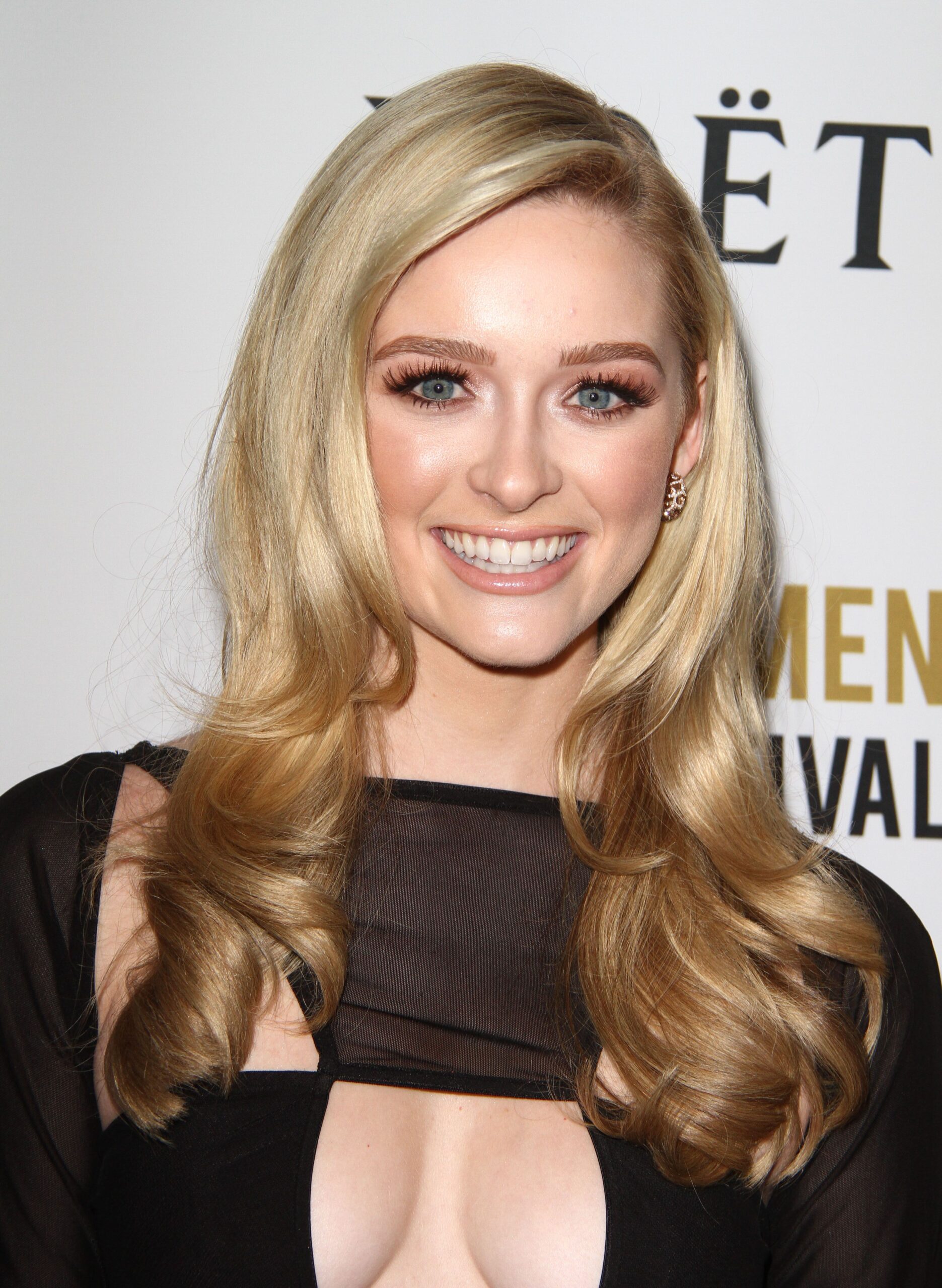 greer-grammer-cleavage-7 Greer-Grammer-Cleavage-7