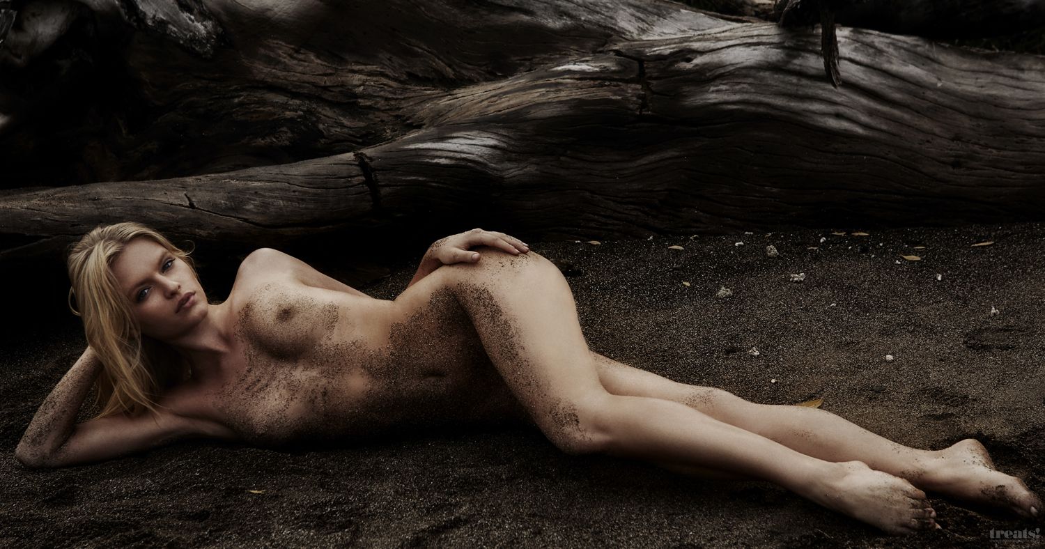 isabella-farrell-topless-5 Isabella-Farrell-Topless-5