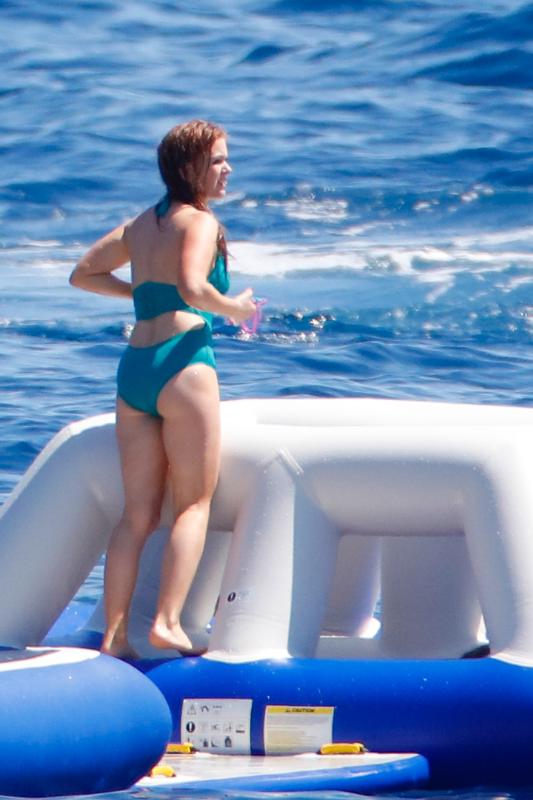 Isla-Fisher-in-a-Swimsuit-1