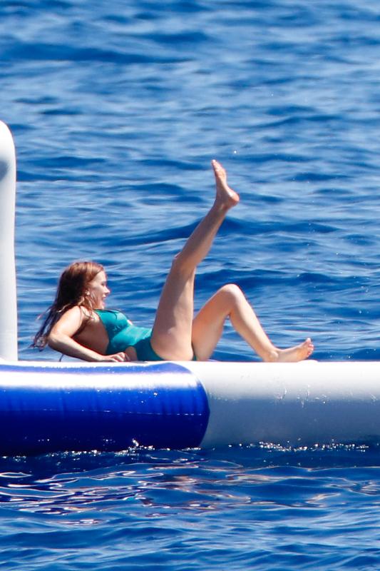 Isla-Fisher-in-a-Swimsuit-3