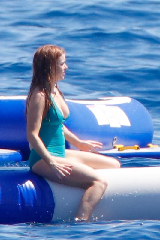 Isla-Fisher-in-a-Swimsuit-7