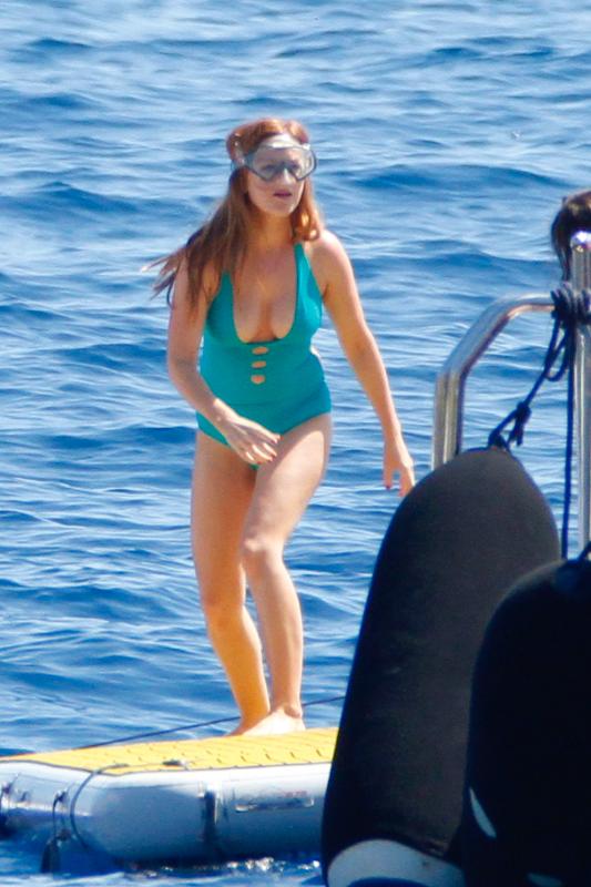 Isla-Fisher-in-a-Swimsuit-8
