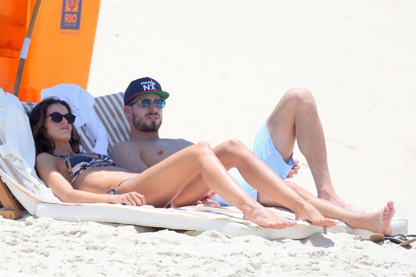 izabel-goulart-topless-10 Izabel-Goulart-Topless-10