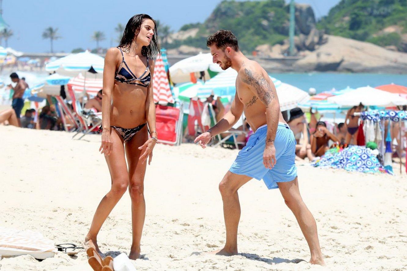 izabel-goulart-topless-15 Izabel-Goulart-Topless-15