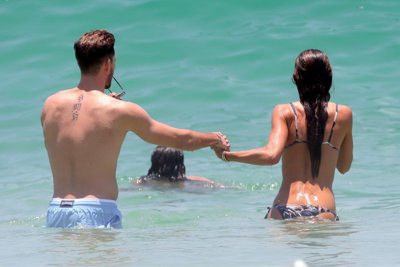 izabel-goulart-topless-20 Izabel-Goulart-Topless-20
