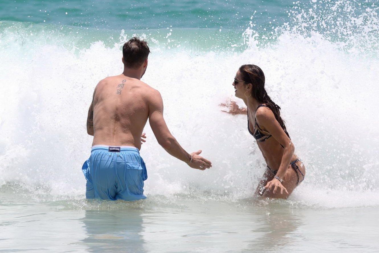 izabel-goulart-topless-21 Izabel-Goulart-Topless-21