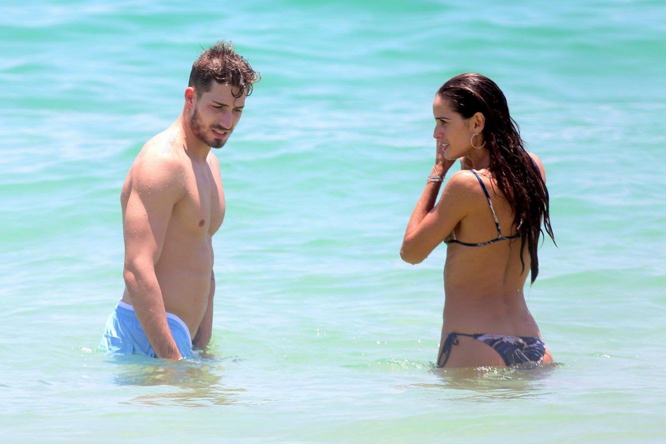izabel-goulart-topless-23 Izabel-Goulart-Topless-23