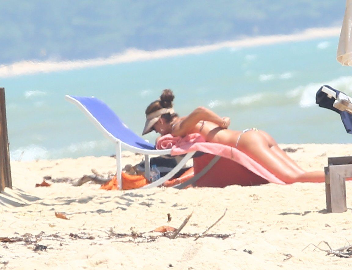 izabel-goulart-topless-39 Izabel-Goulart-Topless-39