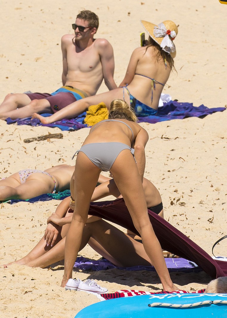 jessica-hart-in-a-bikini-27 Jessica-Hart-in-a-Bikini-27