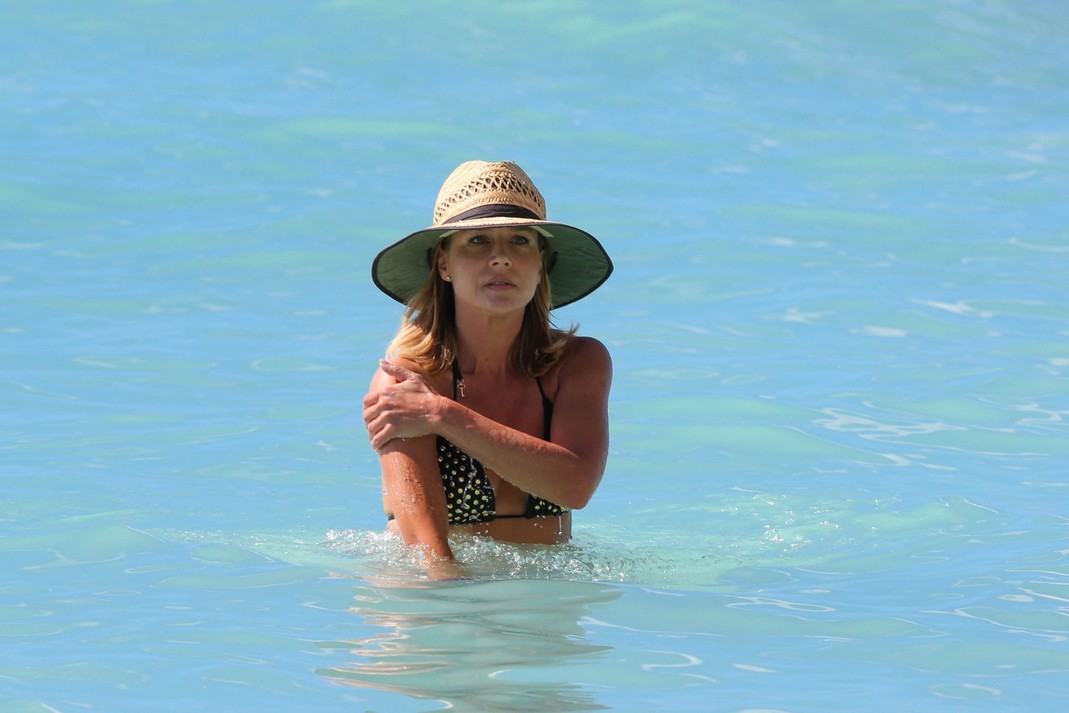 julie-benz-bikini-19 Julie-Benz-Bikini-19