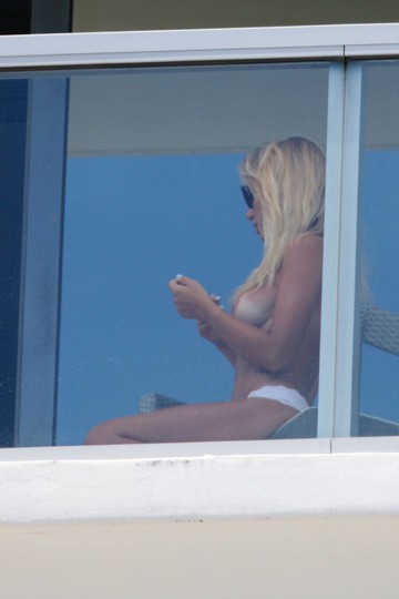 laura-cremaschi-topless-1 Laura-Cremaschi-Topless-1