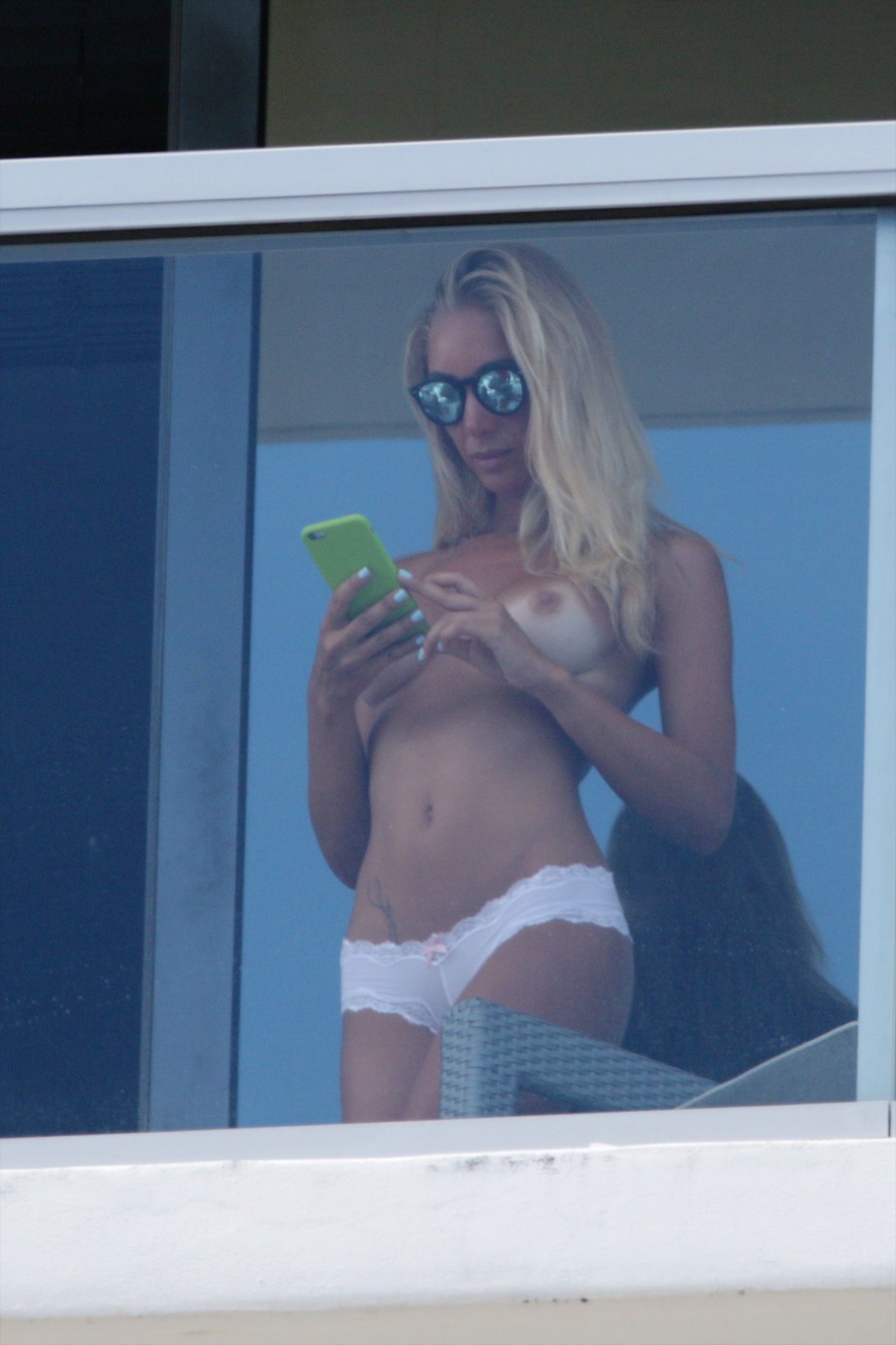 laura-cremaschi-topless-10 Laura-Cremaschi-Topless-10