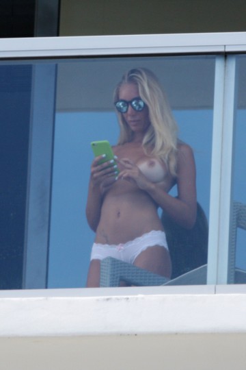 laura-cremaschi-topless-2 Laura-Cremaschi-Topless-2