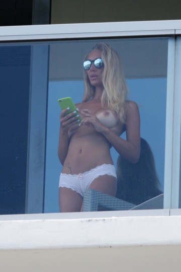 laura-cremaschi-topless-3 Laura-Cremaschi-Topless-3