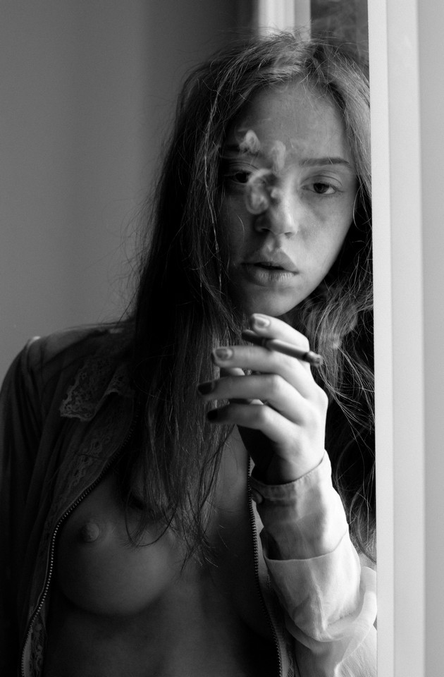 lily-newmark-naked-9 Lily-Newmark-Naked-9