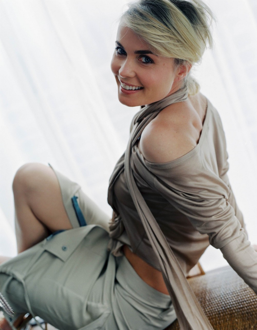 radha-mitchel-sexy-6 Radha Mitchell Hot Sexy