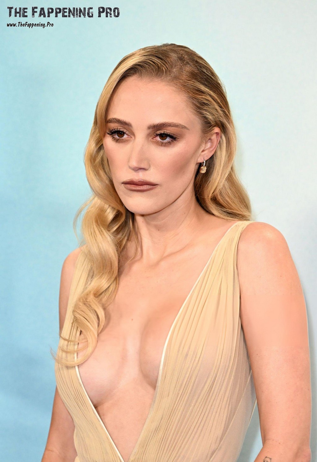 maika-monroe-sexy-thefappeningpro-14 Maika Monroe Deep Cleavage Ttis