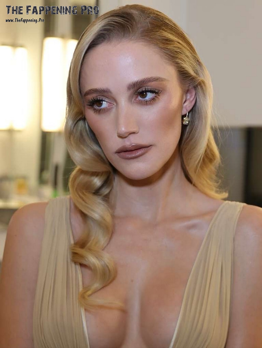 maika-monroe-sexy-thefappeningpro-20 maika monroe sexy thefappeningpro 20
