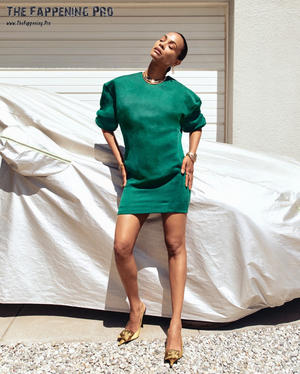 zoe-saldana-sexy-thefappeningpro-3 Zoe Saldana Leggy
